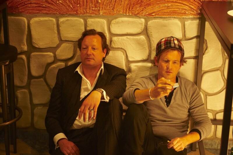 Hanns von Meuffels (Matthias Brandt, links) und McFly (Philipp Moog) sind sturzbetrunken. – Bild: BR/​Walter Wehner