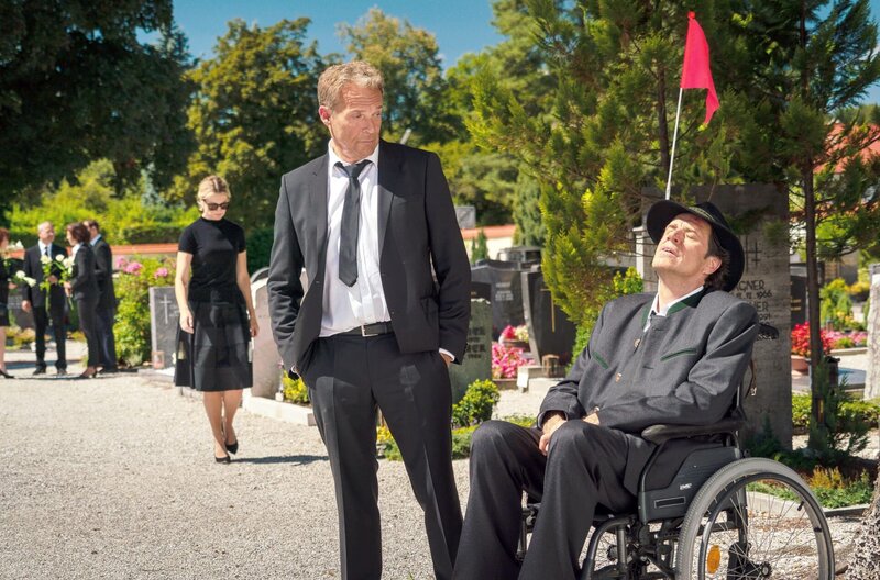 Hubert (Christian Tramitz, M.) und Staller (Helmfried von Lüttichau, r.) warten auf Barbara Hansen (Monika Gruber, 3.v.r.) um sie zur Beerdigung zu begleiten. – Bild: ARD/​TMG/​Arvid Uhlig