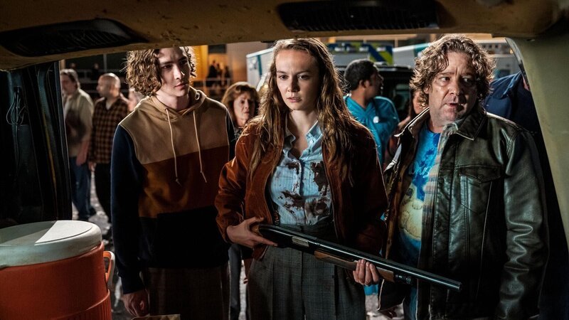 V.l.: Cameron Elam (Dylan Arnold,), Allyson Nelson (Andi Matichak) und Lonnie Elam (Robert Longstreet) +++ Die Verwendung des sendungsbezogenen Materials ist nur mit dem Hinweis und Verlinkung auf RTL+ gestattet. +++ – Bild: RTL / 2020 NIGHT BLADE 2 HOLDINGS, LLC. V.l.: Cameron Elam (Dylan Arnold,), Allyson Nelson (Andi Matichak) und Lonnie Elam (Robert Longstreet) +++ Die Verwendung des sendungsbezogenen Materials ist nur mit dem Hinweis und Verlinkung auf RTL+ gestattet. +++ – Bild: RTL / 2020 NIGHT BLADE 2 HOLDINGS, LLC.