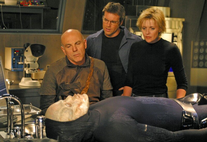 Selmak/​Jacob (Carmen Argenziano, li.), Daniel (Michael Shanks, mi.) und Carter (Amanda Tapping) untersuchen den fremden Krieger … – Bild: RTL II