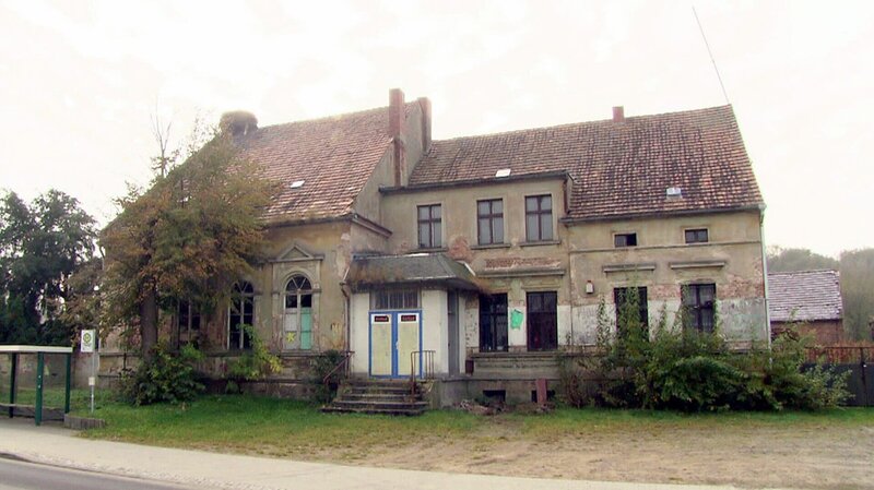 Diese alte Gaststätte in Guben hat Jungunternehmer Lutz für 28.000 Euro erworben. Nun will er daraus eine Disco machen.. In vier Monaten sollen hier feierfreudige Partygänger zu Rock, Pop und Techno abtanzen können.Diese alte Gaststätte in Guben hat Jungunternehmer Lutz für 28.000 Euro erworben. Nun will er daraus eine Disco machen.. In vier Monaten sollen hier feierfreudige Partygänger zu Rock, Pop und Techno abtanzen können. – Bild: RTL II