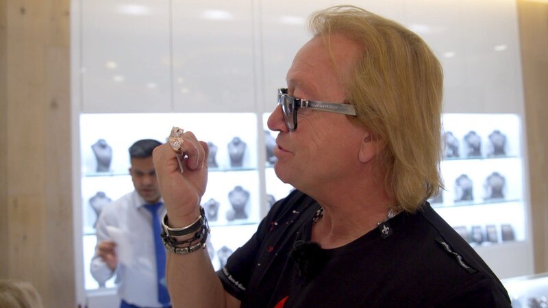 Hat auch Robert ein passendes Schmuckstück für sich gefunden..? – Bild: RTLZWEI