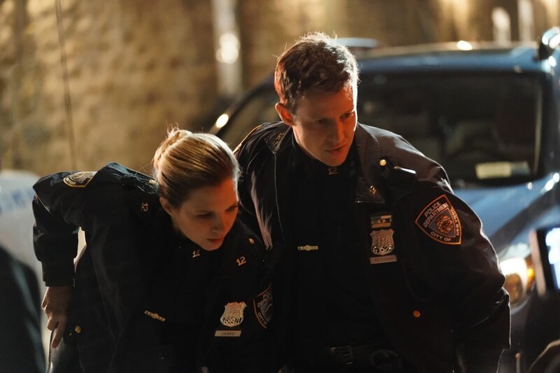 „Heavy is the Head“ -- Erin is conflicted when Jamie and Eddie ask her to help drop old charges against a man, Parker Mack (Spencer House), who just bravely rescued a woman from a local hostage situation. Also, Danny and Baez work a case involving car thieves and discover the leader is Victor Lugo (Nick Cordero), a mobster they’ve dealt with before, and Baker receives a job offer, on BLUE BLOODS, Friday, Dec. 8 (10:00⁠–⁠11:00 PM, ET/​PT) on the CBS Television Network. Pictured: Vanessa Ray, Will Estes. – Bild: CBS Broadcasting Inc.