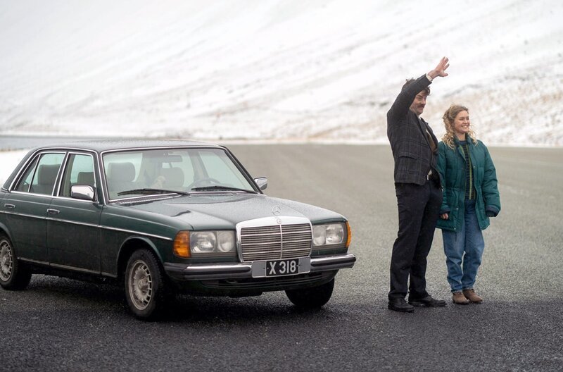 Der verliebte Jón (Gísli Örn Garðarsson, li.) würde alles für Harpa (Nína Dögg Filippusdóttir) tun. – Bild: Asgeir Helgi Thrastarson/​Vesturport