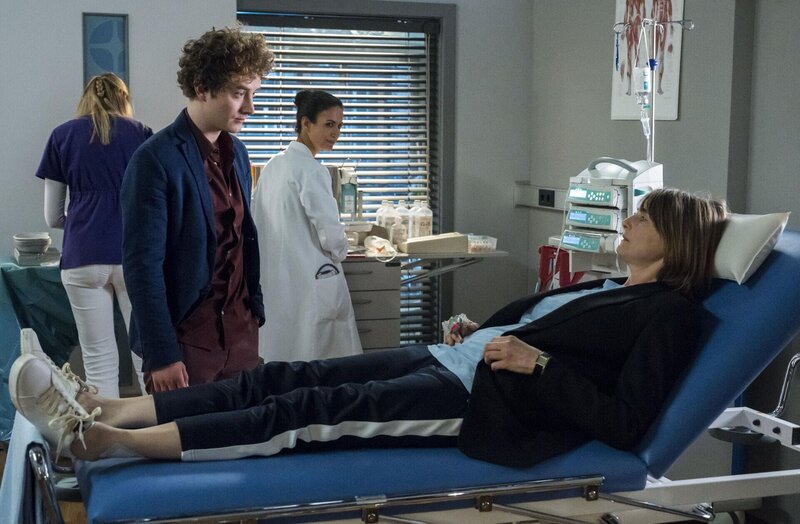 Als die Architektin Britta Stadler (Nicole Marischka, r.) eine schockierende Diagnose bekommt, hat ausgerechnet Ole (David Hugo Schmitz, 2.v.l. mit Komparsin, l.) schon einen überraschenden Vorschlag, wie sie sich beide gegenseitig helfen können (mit Sanam Afrashteh, h.M.). – Bild: ARD /​ Jens-Ulrich Koch