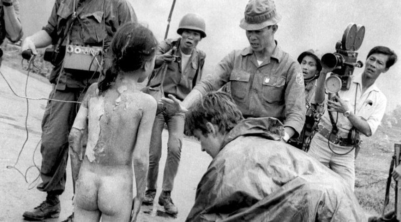 Phan Thị Kim Phúc hat den Vietnam-Krieg überlebt. 1972 erlitt sie bei einem Angriff mit Napalm-Bomben schwere Verbrennungen. Die damals Neunjährige floh – völlig unbekleidet und schreiend vor Schmerzen. Das Bild, das der Fotograf Nick Út in diesem Moment einfing, wurde zum Symbol für die Schrecken des Krieges. – Bild: ORF/​Skopia Films/​France 5/​AP