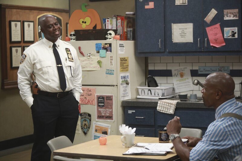 Captain Ray Holt (André Braugher, l.); Terry Jeffords (Terry Crews, r.) – Bild: 2018 UNIVERSAL TELEVISION LLC. All rights reserved. /​ Jordin Althaus Lizenzbild frei