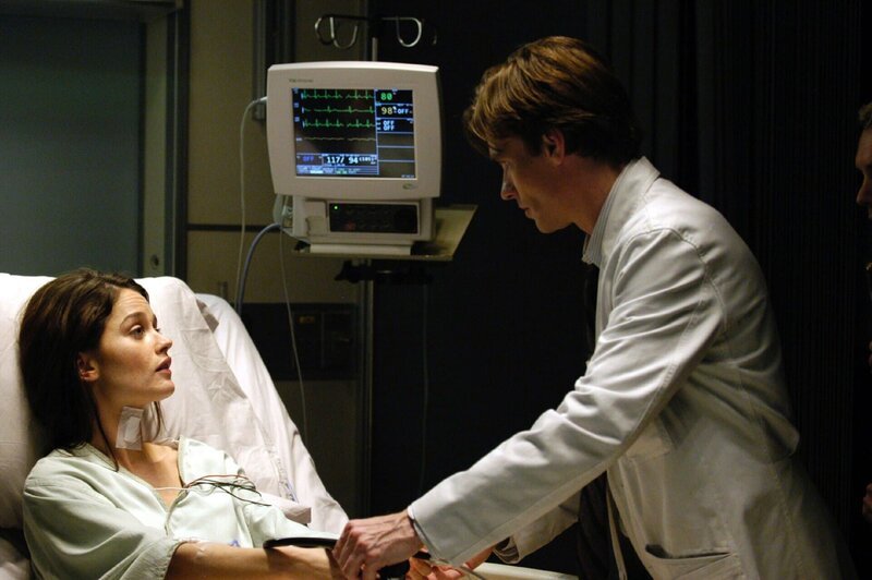 Dr. James Wilson (Robert Sean Leonard) und seine Kollegen rätseln über das Krankheitsbild der jungen Lehrerin Rebecca Adler (Robin Runney), die unter unkontrollierbaren Anfällen leidet, bei denen sie plötzlich ihr Sprachvermögen und ihre Motorik verliert. – Bild: TVNOW /​ © 2004 Universal Network Television LLC.