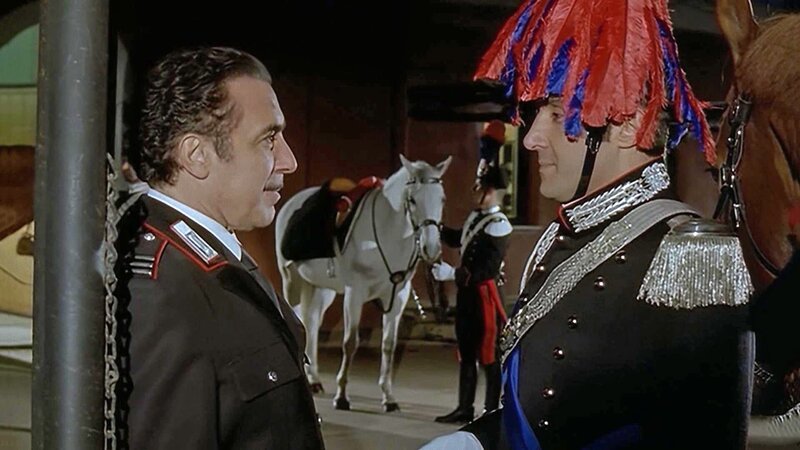 Capitano Anceschi (Flavio Insinna, r.) hat sich bereits fuer die Reiterparade in Schale geworfen. – Bild: Bibel TV