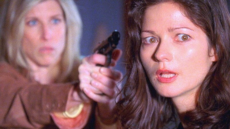 Nicole (Christine Dunford, l.) nimmt Jordan (Jill Hennessy) als Geisel. – Bild: RTL /​ NBC Universal