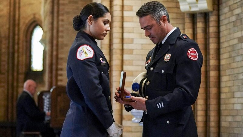 Stella Kidd (Miranda Rae Mayo l.) und Kelly Severide (Taylor Kinney) – Bild: RTL /​ 2019 NBCUniversal Media