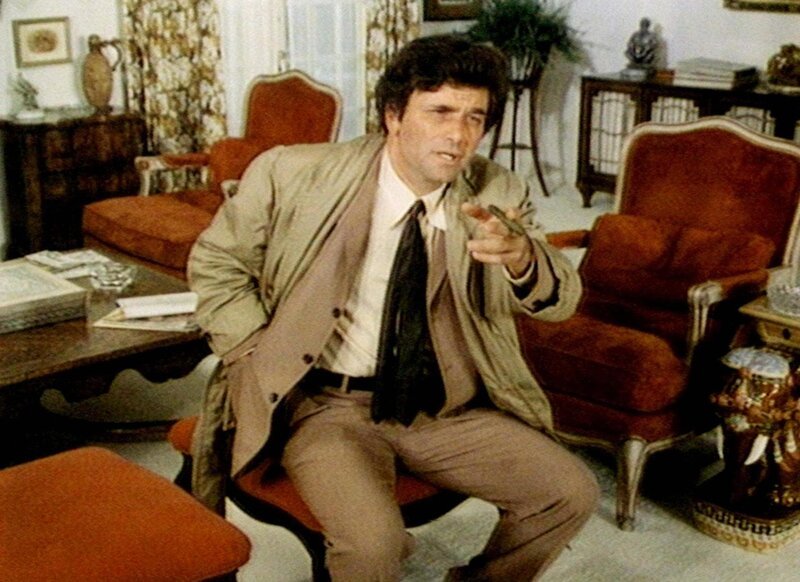 Inspektor Columbo (Peter Falk), nicht gerade eine Sportskanone, untersucht den Mord an Gene Stafford, dem Mitarbeiter von Milo Janus, Chef einer Fitnessstudio-Kette. – Bild: RTL Crime