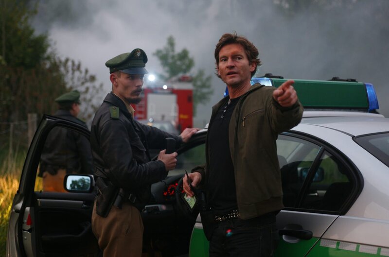 McFly (Philipp Moog) kommt am Landhaus Vogt an. – Bild: BR/​Erika Hauri