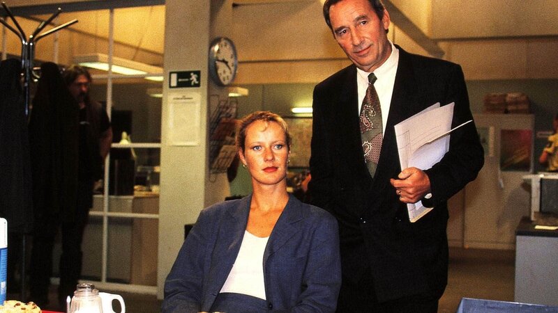Die beiden Staatsanwälte Charlotte Glaser (Britta Schmeling) und Gerhart Lotze (Henry van Lyck) beraten sich in ihrem aktuellen Fall. – Bild: MG RTL D