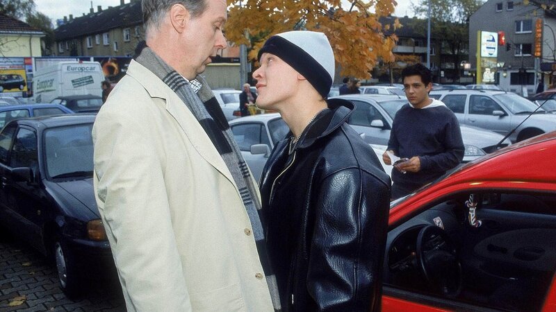 Hendrik (Gottfried Vollmer, li.) legt sich mit einem jungen Mann (Sebastian Hülk) an, der ihm den Parkplatz weggeschnappt hat. Doch Hendrik zieht bei dieser Auseinandersetzung den kürzeren … (hi. Toni Snetberger) – Bild: RTL /​ Guido Engels
