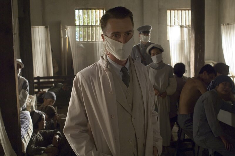 Gemeinsam mit seiner Frau reist Dr. Walter Fane (Edward Norton, M.) nach Shanghai, wo er bei der Bekämpfung einer Epidemie helfen soll. Doch dort wird sein privates Glück auf eine harte Probe gestellt … – Bild: 2006 Yari Film Group Releasing, LLC. All Rights Reserved. Gemeinsam mit seiner Frau reist Dr. Walter Fane (Edward Norton, M.) nach Shanghai, wo er bei der Bekämpfung einer Epidemie helfen soll. Doch dort wird sein privates Glück auf eine harte Probe gestellt … – Bild: 2006 Yari Film Group Releasing, LLC. All Rights Reserved.
