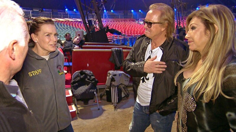 Große Ehre und Überraschung für Carmen und Robert – sie treffen Prinzessins Stephanie von Monaco (li.) im Zirkus – Bild: RTLZWEI