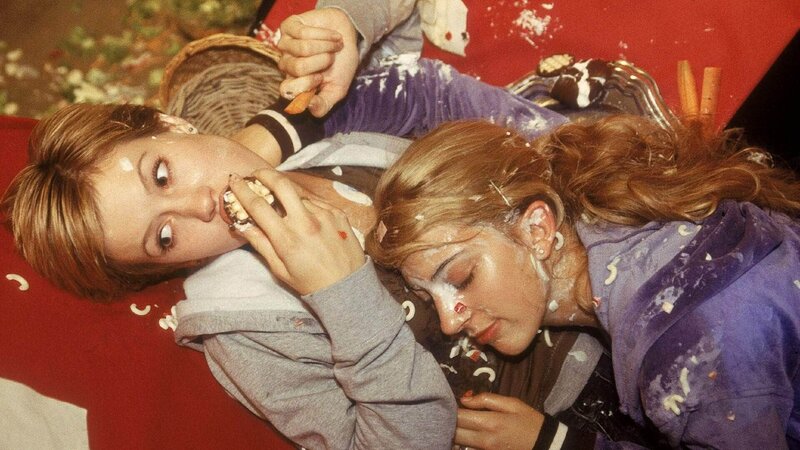 Alles andere als ein „cooler“ Auftritt auf der Party: Nach ihrem Experiment „48 Stunden keinen Schlaf, 48 Stunden Essensentzug“ stopft sich Alex (Wolke Hegenbarth, li.) voll und Claudia (Nora Binder) sinkt in tiefen Schlaf … – Bild: RTL