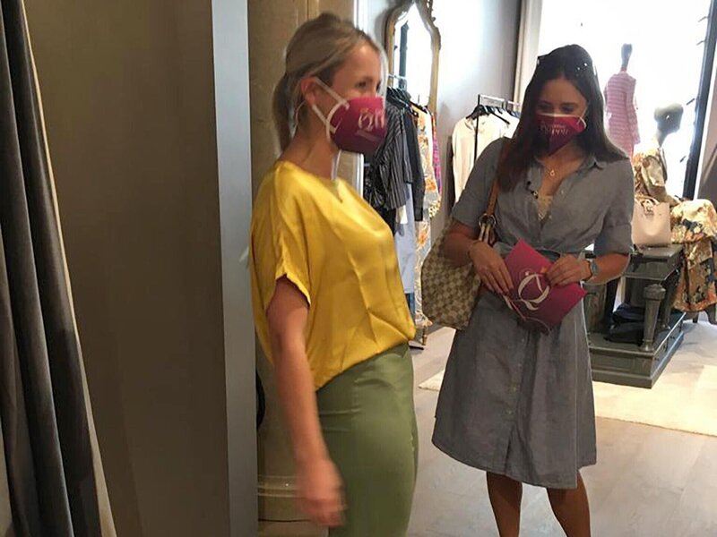 Kandidatin Gloria (l.) mit Shoppingbegleitung Sabrina. – Bild: TVNOW /​ Constantin Ent /​ Gruppe Salzburg: Tag 4 /​ Gloria