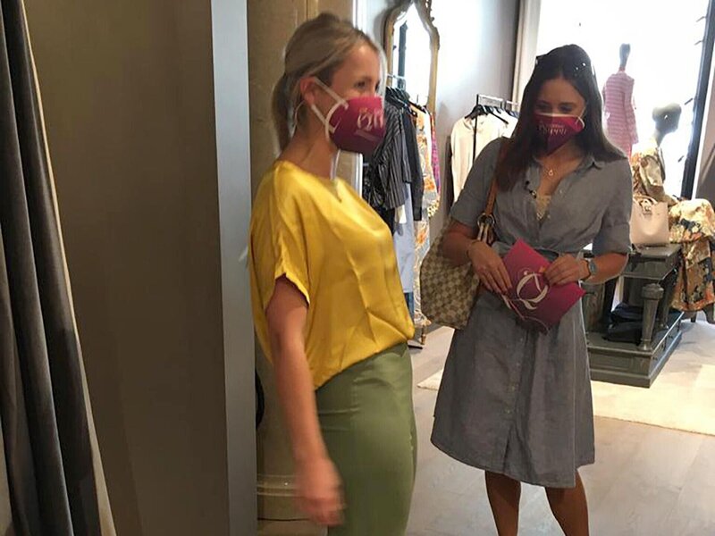 Kandidatin Gloria (l.) mit Shoppingbegleitung Sabrina. – Bild: TVNOW /​ Constantin Ent /​ Gruppe Salzburg: Tag 4 /​ Gloria