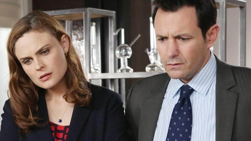 Brennan (Emily Deschanel) und Booth erhoffen sich von dem Chef des Opfers, Dr. Richard Burke (Larry Sullivan), Hinweise auf Abby Briggs’ Mörder. – Bild: TVNOW /​ FOX