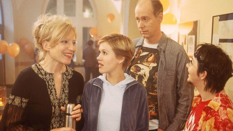 Anke (Maren Kroymann, li.) teilt ihrer erstaunten Familie (2.v.li. Wolke Hegenbarth, 2.v.re. Gottfried Vollmer) mit, dass sie auf der Oberstufenparty in Nikos (Sebastian Kroehnert) Band singen wird … – Bild: RTL /​ Guido Engels