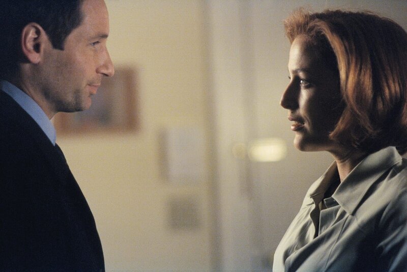 In ihrer Schwangerschaft nimmt Scully (Gillian Anderson, r.) sich oft die Zeit, um an die gemeinsame Vergangenheit mit Mulder (David Duchovny, l.) zu denken. – Bild: Twentieth Century Fox Film Corporation