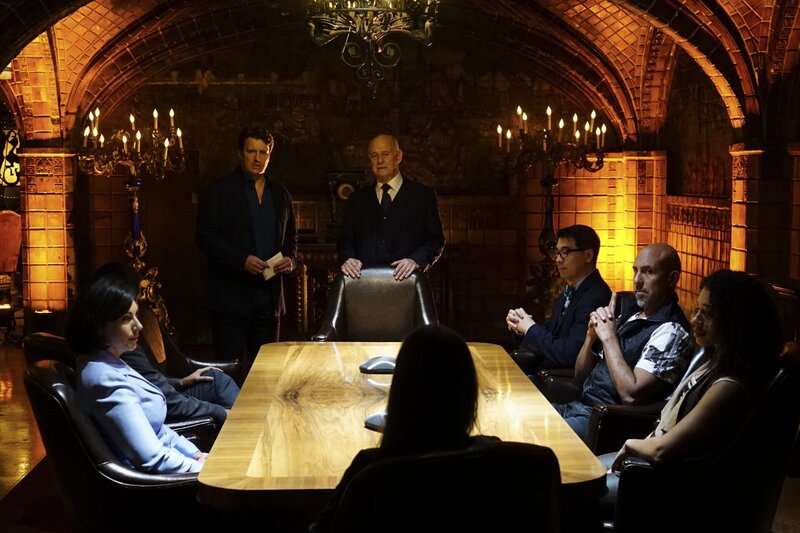 Eigentlich ist Castle (Nathan Fillion, stehend l.) in L.A., um Hinweisen auf seine Entführung nachzugehen, doch dann trifft er auf Mason Wood (Gerald McRaney (stehend r.) und seine Detektivgemeinschaft, die ihn für eine besondere Aufgabe gewinnen möchte … – Bild: Richard Cartwright /​ © 2016 American Broadcasting Companies, Inc. All rights reserved. /​ Richard Cartwright