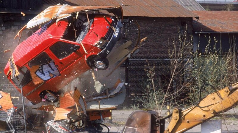 Mike steuert den Transporter in ein Hindernis und verliert die Kontrolle über den Wagen … – Bild: MG RTL D /​ Guido Engels