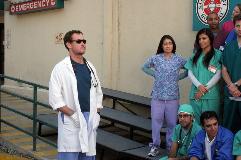 Dr. Phil Cox (John C. McGinley)  ist gespannt, ob Carla alle Krankenhausangestellten für ein Gruppenfoto zusammen bekommt … – Bild: Touchstone Television