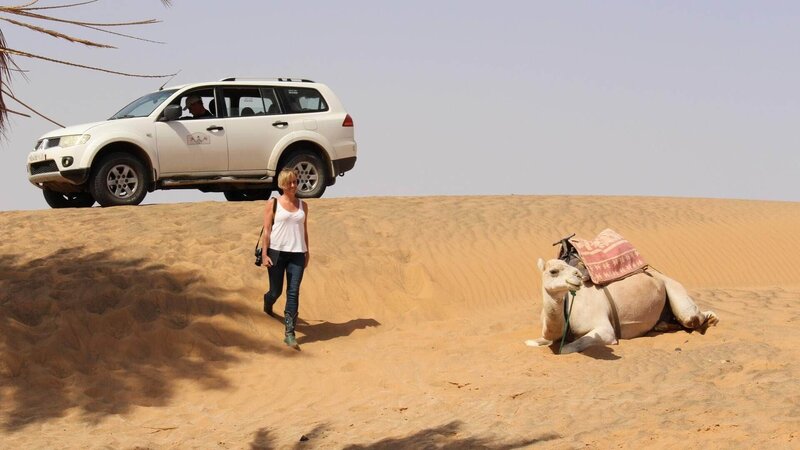 Lauren Carter und ein Kamel – Bild: RTL/​ Wag TV