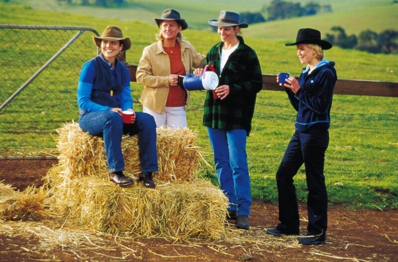 Die Farmersfrauen von links: Tess (Bridie Carter), Meg (Sonia Todd), Claire (Lisa Chappell) und Becky (Jessica Napier). Die Verwendung des sendungsbezogenen Materials ist nur mit dem Hinweis und Verlinkung auf TVNOW gestattet. – Bild: RTL