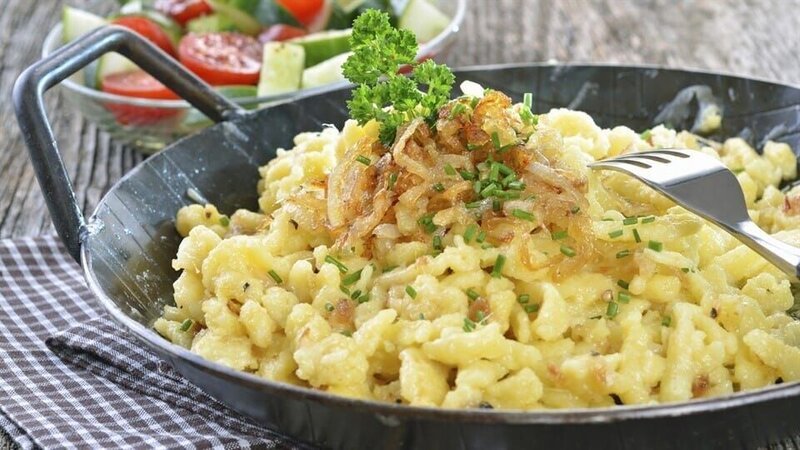Thore kocht schwäbische Käsespätzle 2 – Bild: SWR/​Nordisch Filmproduction