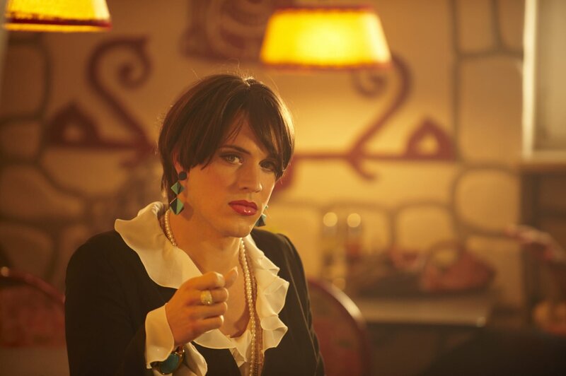 Pandora Büchschen (Tobias van Dieken) wird beobachtet. – Bild: BR/​Walter Wehner