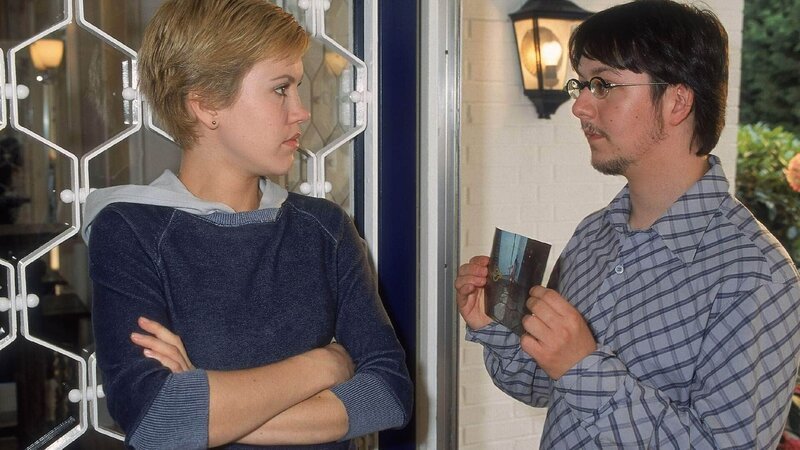 Mit einer kleinen Erpressungsaktion gelingt es Niko (Sebastian Kroehnert), Alex (Wolke Hegenbarth) dazu zu bewegen, zum Abendessen mit seiner Familie zu bleiben … – Bild: RTL