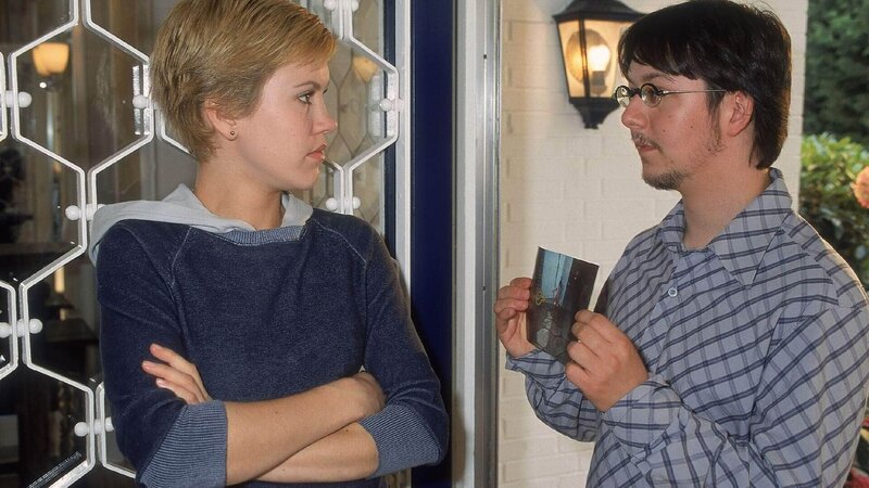 Mit einer kleinen Erpressungsaktion gelingt es Niko (Sebastian Kroehnert), Alex (Wolke Hegenbarth) dazu zu bewegen, zum Abendessen mit seiner Familie zu bleiben … – Bild: RTL