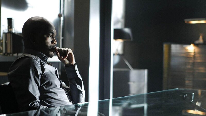 Was hat der charmante Auftragskiller (Ne-Yo) mit den kriminellen Machenschaften in einer Klinik zu tun? – Bild: RTL /​ CBS