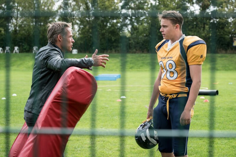 Jan Maybach (Marco Girnth, l.) hat herausgefunden, dass Sascha Bellhoff (Dennis Mojen, r.) unter der Härte seines Vaters und Trainers gelitten hat. – Bild: ZDF/​Uwe Frauendorf