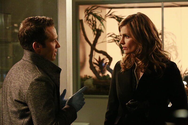 Schon müssen Ryan (Seamus Dever, l.) und Beckett (Stana Katic, r.) erkennen, dass die Einwanderer nicht bereit sind, mit der Polizei zu sprechen. Was ist der Grund dafür? – Bild: 2016 American Broadcasting Companies, Inc. All rights reserved. /​ Mitchell Haaseth Lizenzbild frei