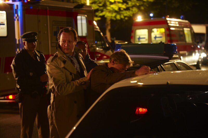 Hanns von Meuffels (Matthias Brandt, links) versucht seinen Kollegen zu trösten. – Bild: BR/​Walter Wehner