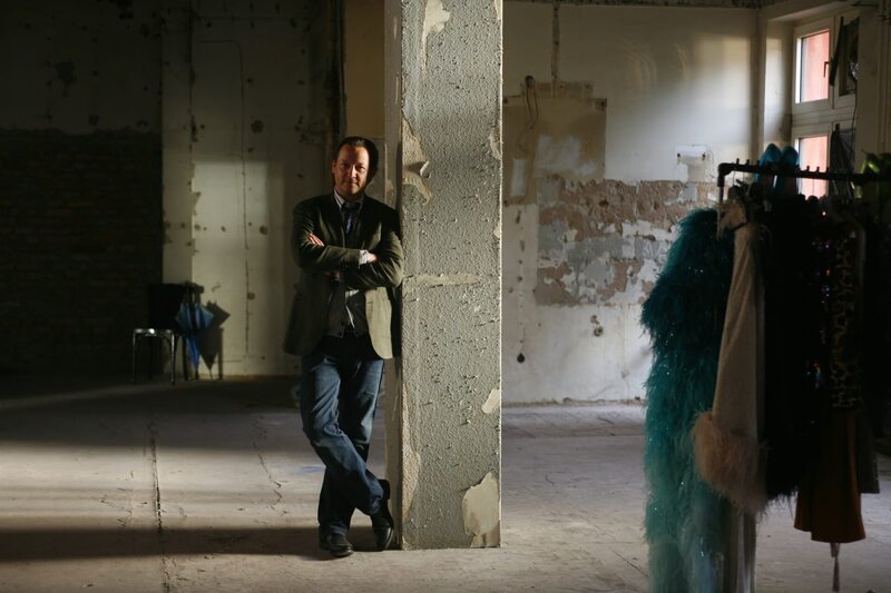 Hanns von Meuffels (Matthias Brandt) beobachtet Pandora. – Bild: BR/​Erika Hauri