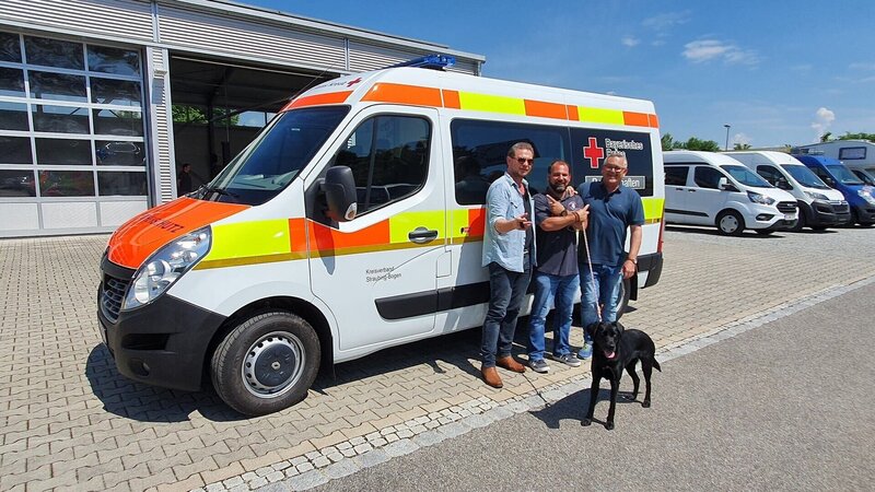 Die Rettungshundestaffel Straubing-Bogen sucht nach vermissten Personen in ganz Niederbayern. Doch sie brauchen einen neuen Bus mit Hochdach, in den ihr ganzes Equipment inklusive Hundeboxen hineinpasst. Dets ganzes Können ist gefragt. – Bild: RTLZWEI