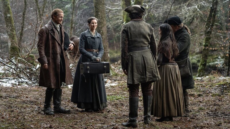 Outlander Staffel 6 Folge 1 Neue Siedler auf Fraser’s Ridge: Sam Heughan als Jamie Fraser, Caitriona Balfe als Claire Randall, Alexander Vlahos als Allan Christie, Jessica Reynolds als Malva Christie und Mark Lewis Jones als Tom Christie – Bild: SRF/​Sony Pictures Television Inc.