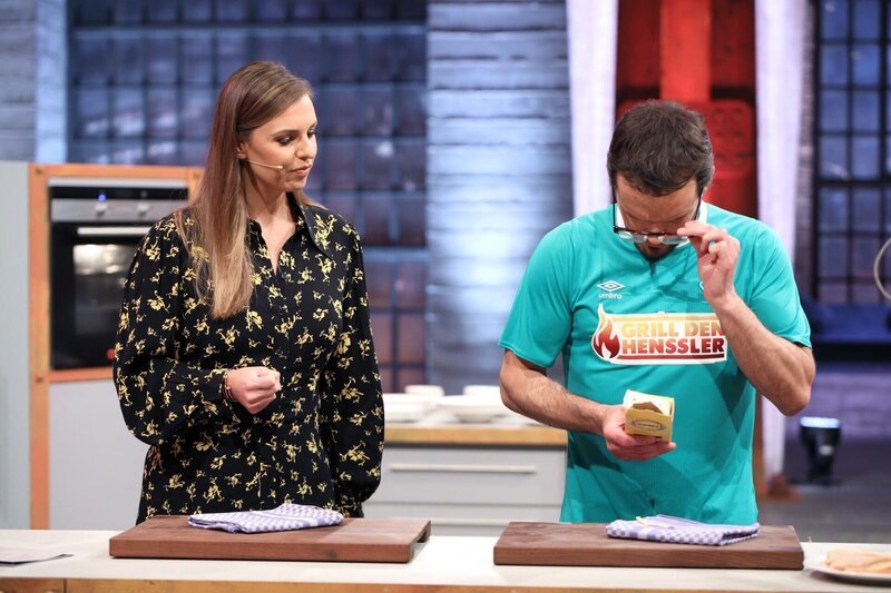 Moderatorin Laura Wontorra und Profikoch Steffen Henssler. Die Verwendung des sendungsbezogenen Materials ist nur mit dem Hinweis und Verlinkung auf TVNOW gestattet. – Bild: TVNOW /​ Frank W. Hempel