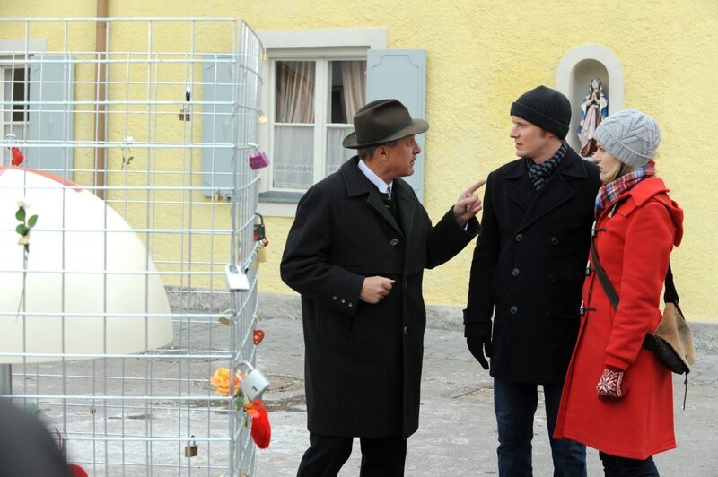 Bürgermeister Schattenhofer hat wenig Verständnis für den italienischen Brauch der Liebesschlösser. Von links: Lorenz Schattenhofer (Werner Rom), Ludwig Brunner (Martin Wenzl) und Caroline Ertl (Teresa Rizos). – Bild: BR/​Marco Orlando Pichler