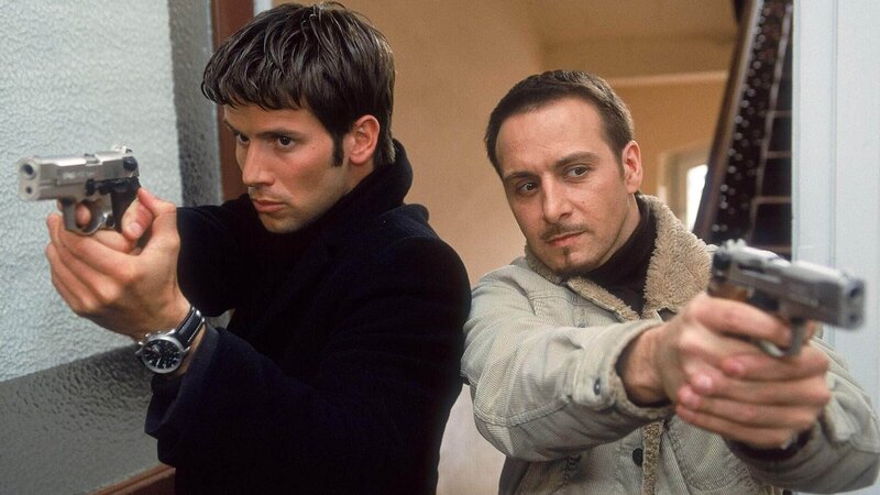 Jan (Christian Oliver, li.) und Semir (Erdogan Atalay) stürmen Siegels Wohnung, doch anscheinend wurde er gewarnt … – Bild: MG RTL D /​ Guido Engels