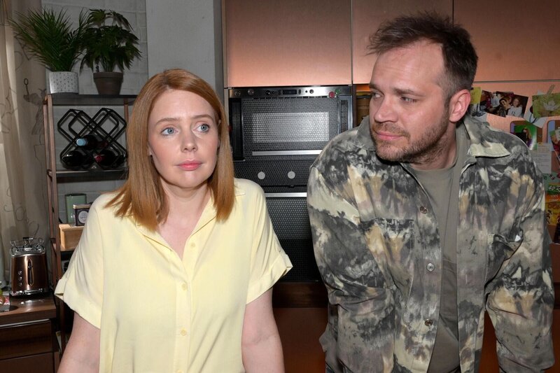 Erik (Patrick Heinrich) verspricht Toni (Olivia Marei), dass er sein Einschlafproblem selbst in den Griff bekommt. – Bild: RTL /​ Rolf Baumgartner