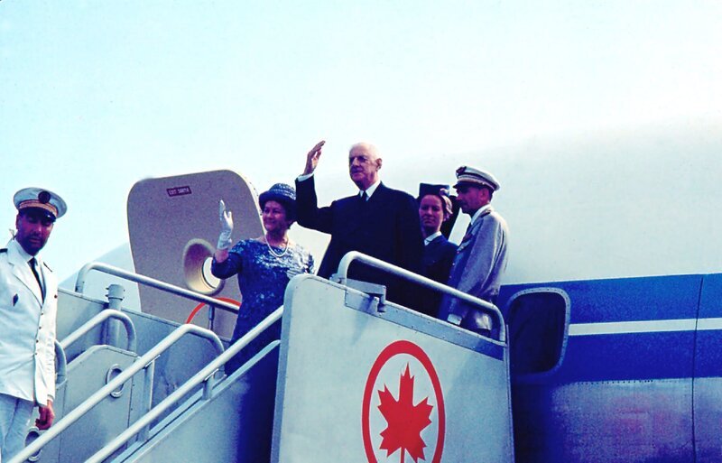 Beispielfoto: 26. Juli 1967: Der französische Präsident Charles de Gaulle und seine Ehefrau Yvonne de Gaulle bei ihrer Abreise aus Kanada am Flughafen von Montreal. – Bild: ARTE F /​ © INA