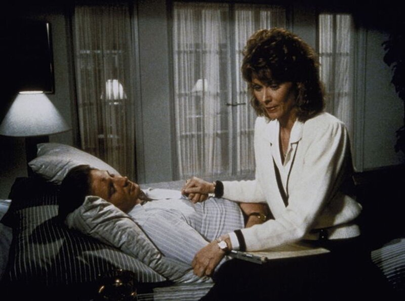 Amanda (Kate Jackson, r.) kümmert sich rührend um den schwerverletzten Lee (Bruce Boxleitner, l.), bis ihr dessen unnatürliche Augenfarbe auffällt … – Bild: Universal Pictures