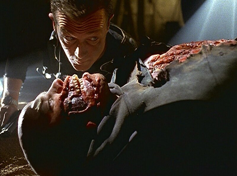 John Doggett (Robert Patrick) macht in der Bostoner U-Bahn einen grausamen Fund – die verstümmelte Leiche eines angeblichen Mörders. – Bild: Twentieth Century Fox Film Corporation